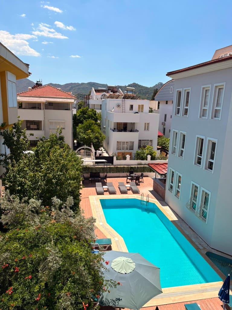 Erden Homes havuz ve bahçe manzarası