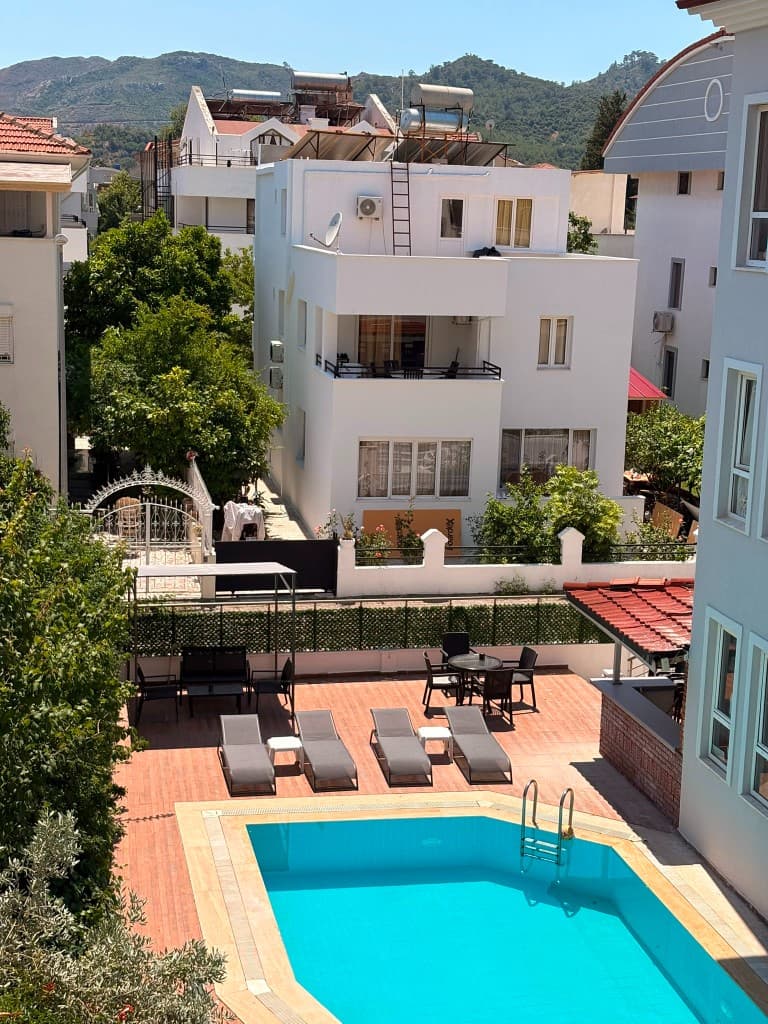 Erden Homes havuz terası ve şezlonglar